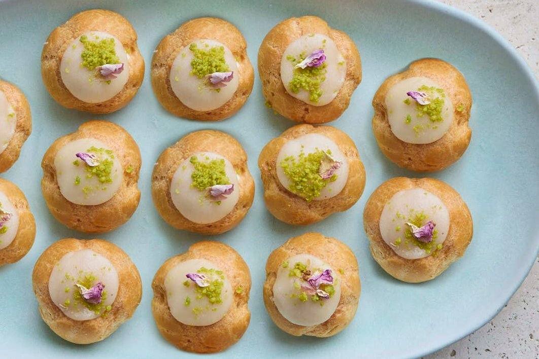 Noon Khamei - Chou à la rose, amande et pistache - Les Cuistots Migrateurs