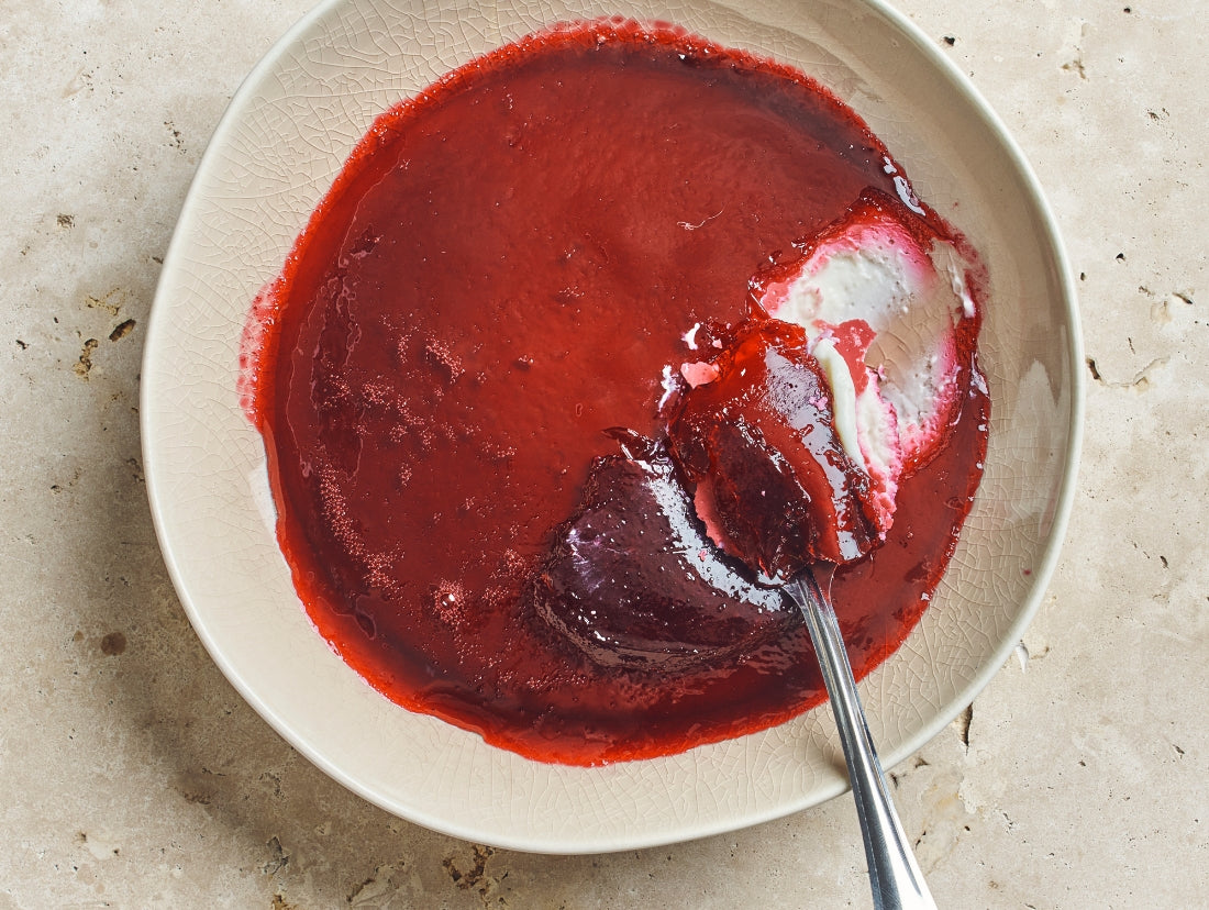 Panna cotta Bissap - Crème à la fleur d'oranger, gelée à l'hibiscus et menthe - Les Cuistots Migrateurs
