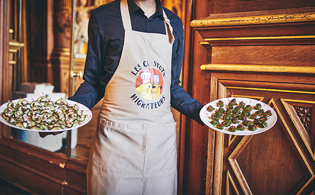Maïtre d'hôtel servant un cocktail dînatoire