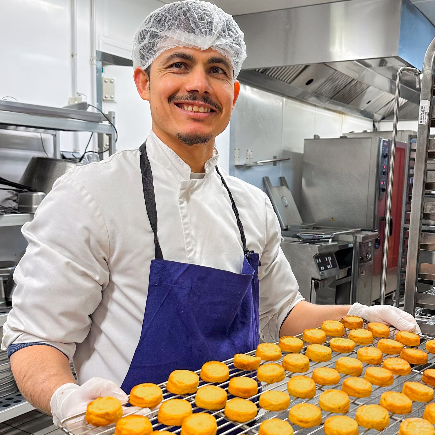 Un réfugié, qui prépare des plats savoureux dans une cuisine.