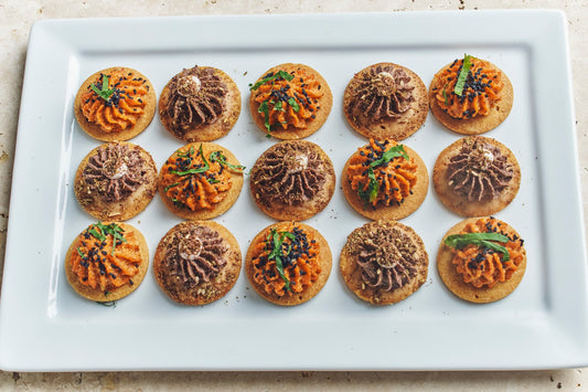 Assortiment de crackers salés - Caviar de poivrons rouges et noix, Caviar d'olives noires et za'atar