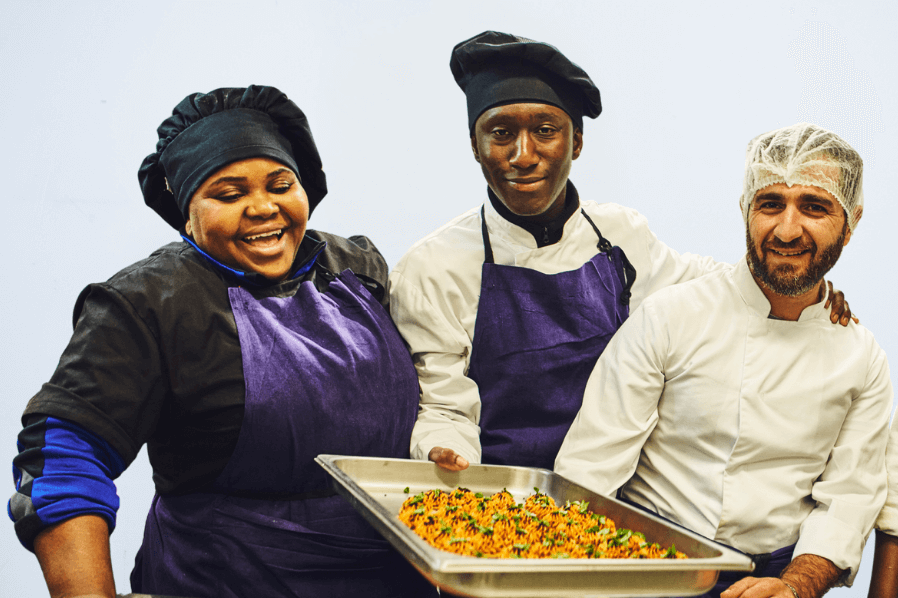 Préparation de formules cocktail engagées par des chefs réfugiés