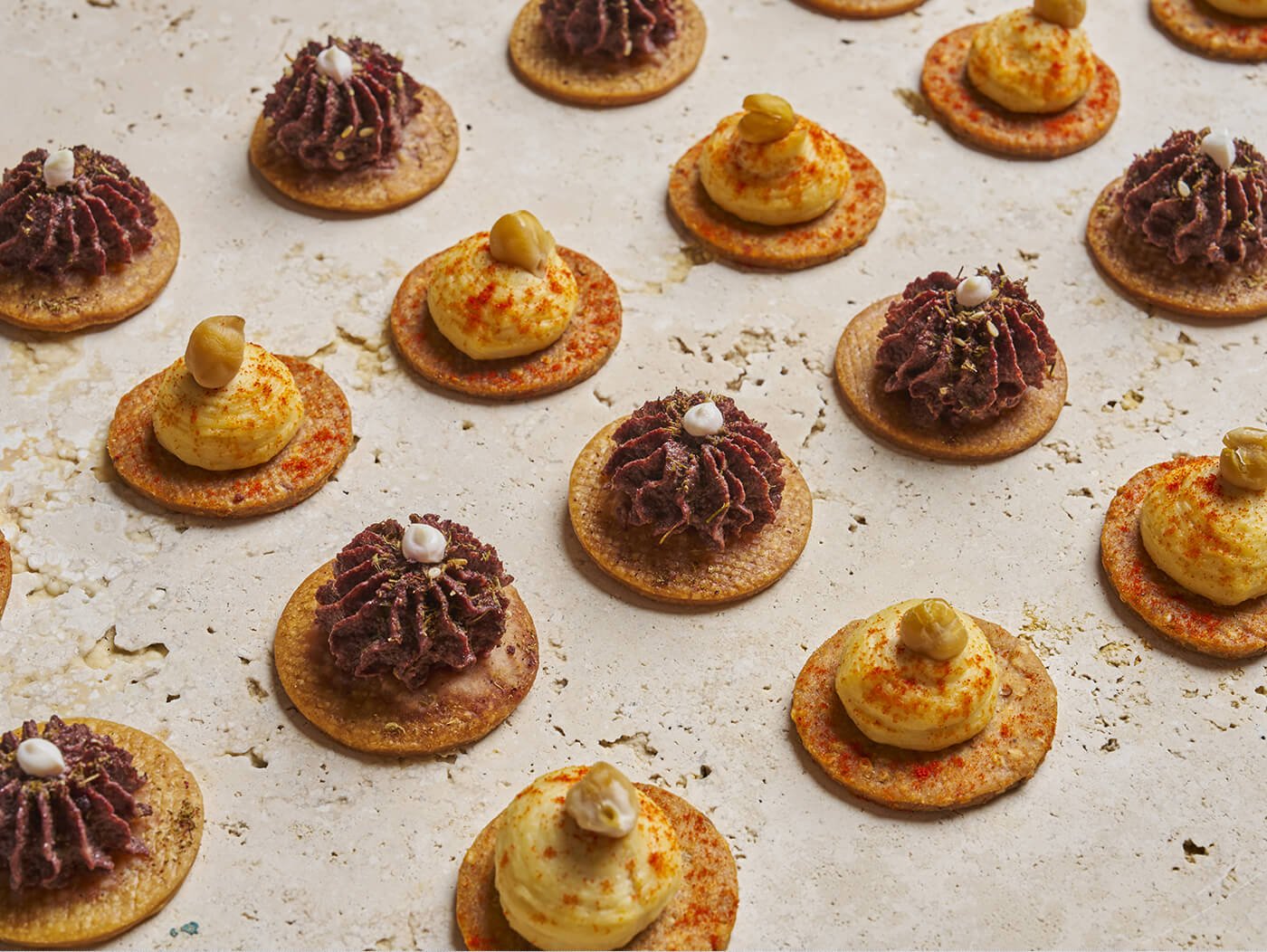 Assortiment de crackers salées : Caviar d'olives noires et za'atar, Caviar de pois chiches au tahiné - Les Cuistots Migrateurs