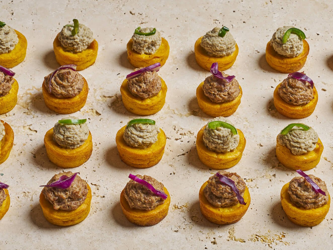 Assortiment de palets à la viande : Poulet aux épices douces et à la coco, Boeuf à la pâte d'arachide - Les Cuistots Migrateurs