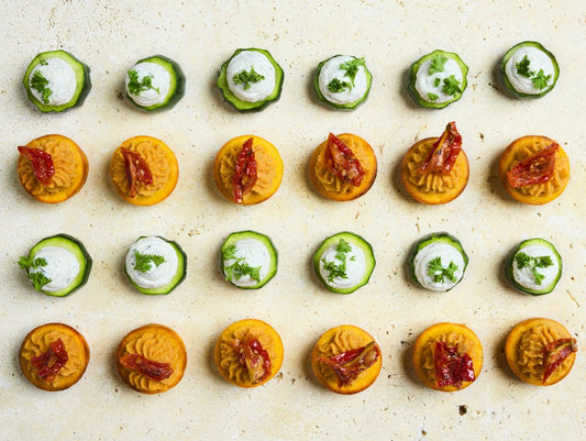 Assortiment de pièces cocktail végétariennes : courgette, crème à la maniguette et dahl de lentille corail - Les Cuistots Migrateurs