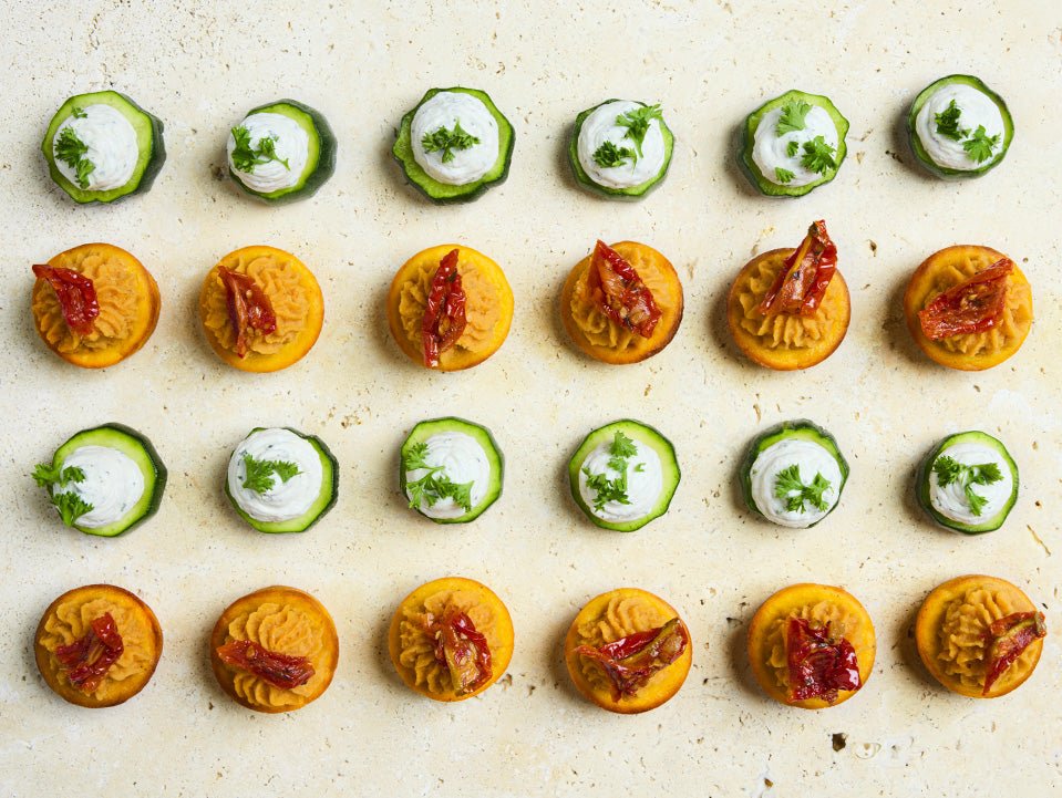 Assortiment de pièces cocktail végétariennes : courgette, crème à la maniguette et dahl de lentille corail - Les Cuistots Migrateurs