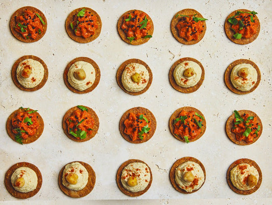 Assortiment de pièces cocktail végétariennes : crackers Houmous et crackers Muhammara - Les Cuistots Migrateurs