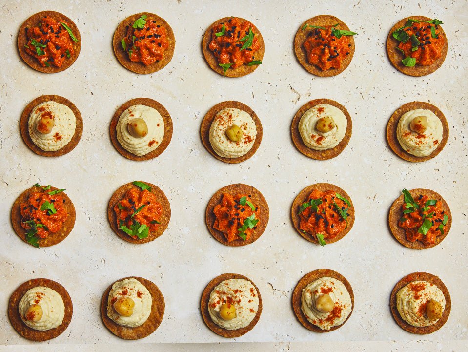 Assortiment de pièces cocktail végétariennes : crackers Houmous et crackers Muhammara - Les Cuistots Migrateurs