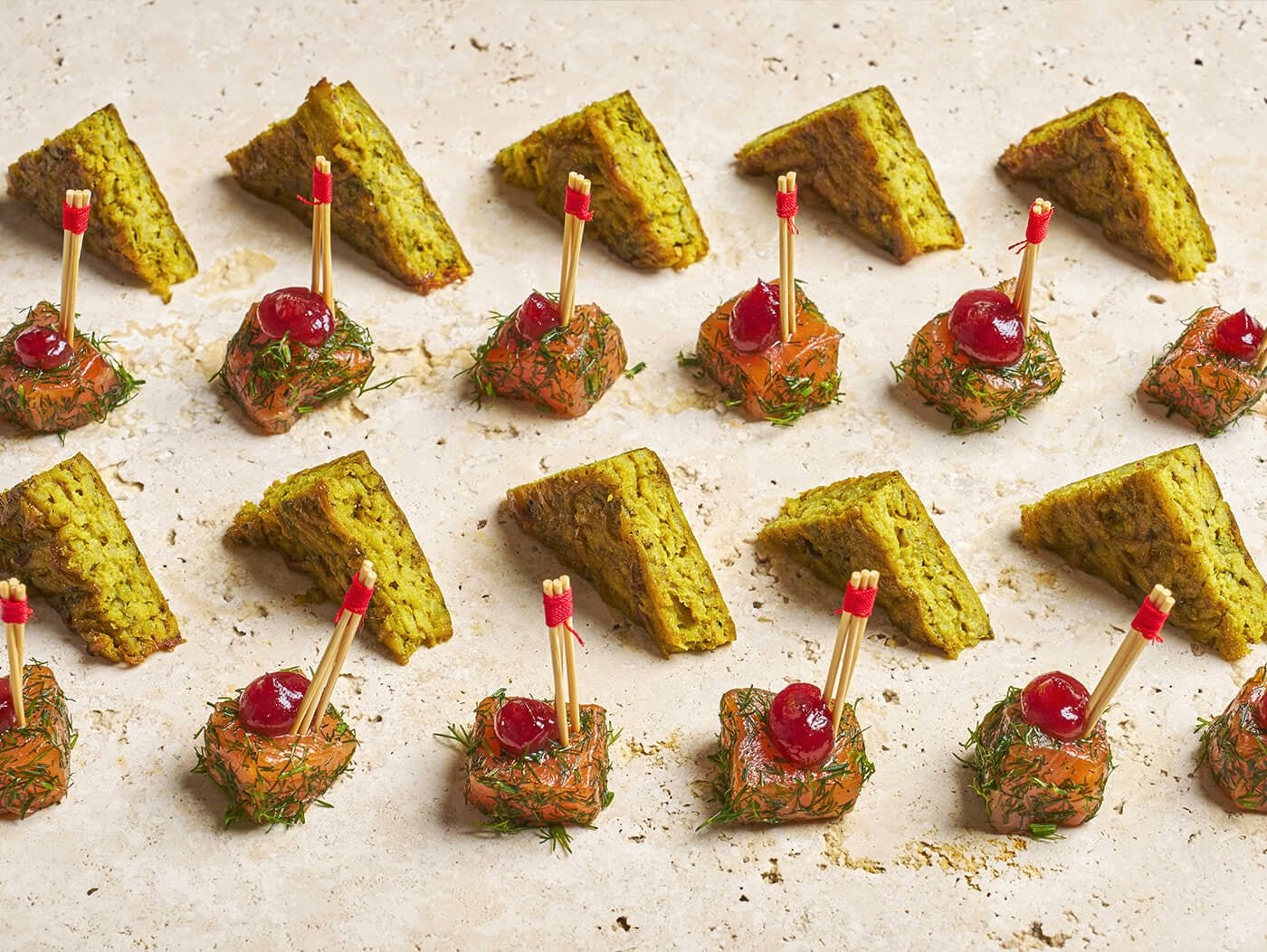 Assortiment de pièces salées : Saumon gravlax, Omelette de pommes de terre - Les Cuistots Migrateurs