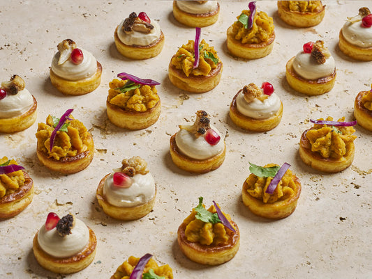 Assortiment de pièces végétariennes : Crème de chou - fleur au tahiné, Dahl de lentilles corail aux épices - Les Cuistots Migrateurs