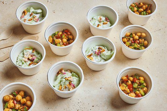 Assortiment de verrines : Salade Chana et Salade Mast - o - khiar - Les Cuistots Migrateurs
