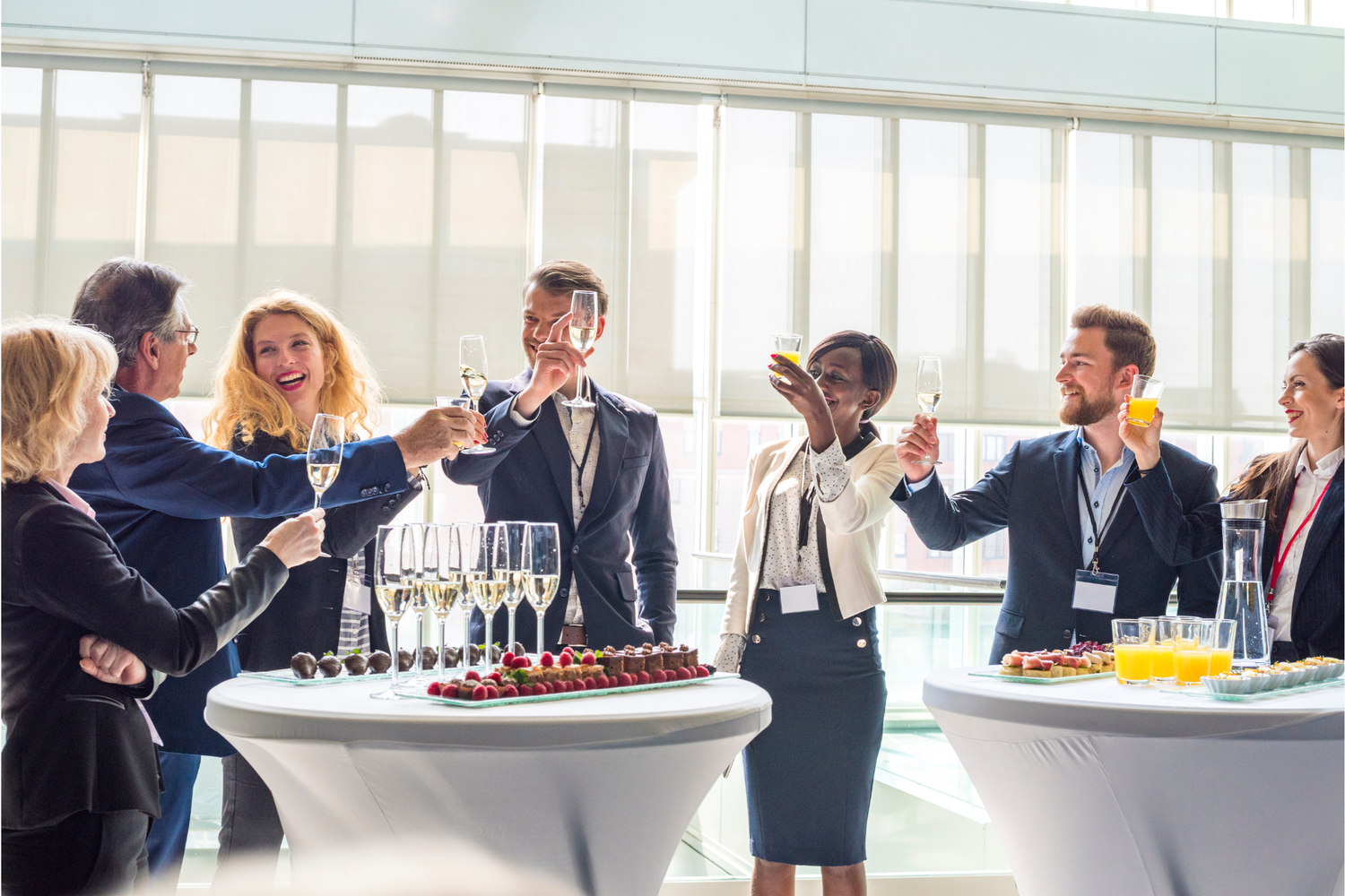 Événement d’entreprise avec service traiteur et cocktails dînatoires à Paris
