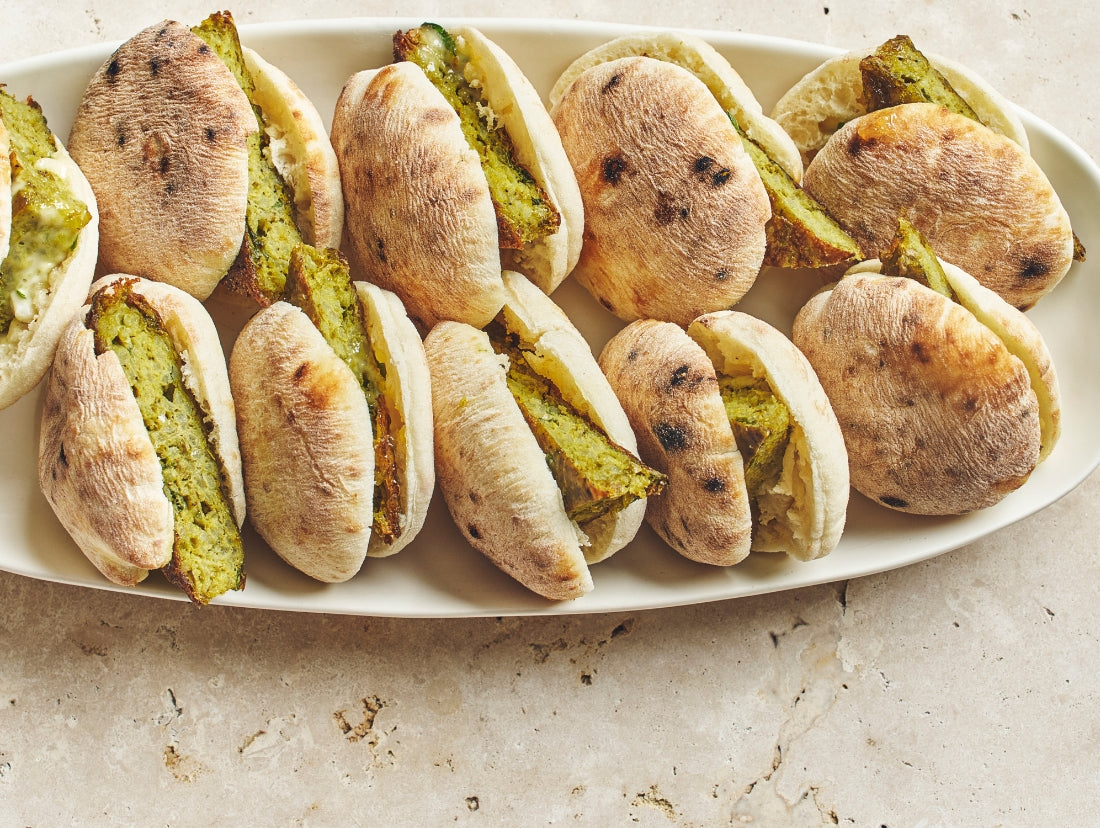 Mini sandwich d'omelette de pommes de terre au curcuma, mayonnaise aux herbes et pain pita - Les Cuistots Migrateurs