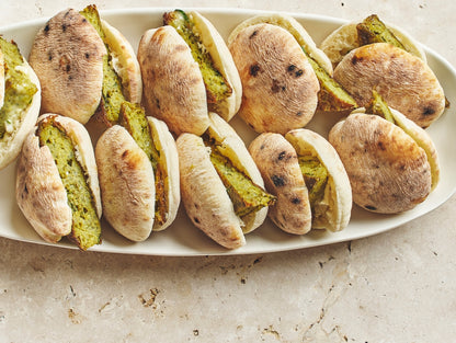 Mini sandwich d'omelette de pommes de terre au curcuma, mayonnaise aux herbes et pain pita - Les Cuistots Migrateurs