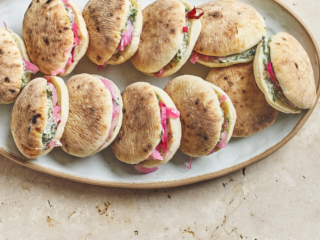 Mini - sandwichs de yaourt aux epinards, pickles d'oignons rouges et pain pita - Les Cuistots Migrateurs