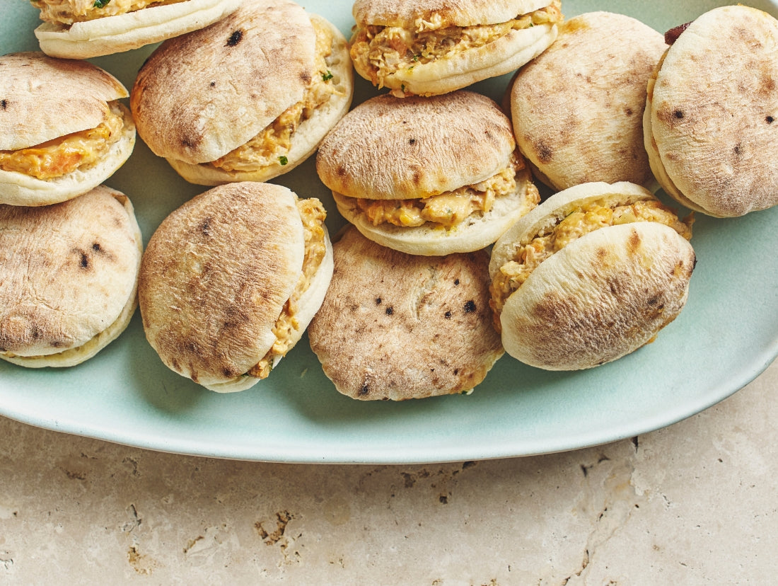 Mini - sandwich de poulet mariné à la moutarde et aux oignons, carottes et amandes, mayonnaise et pain pita - Les Cuistots Migrateurs