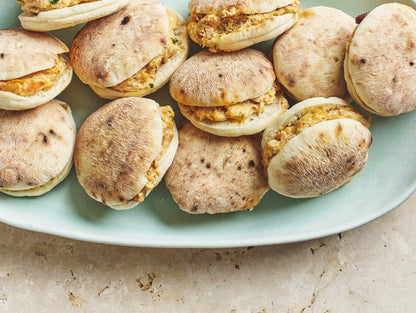 Mini - sandwich de poulet mariné à la moutarde et aux oignons, carottes et amandes, mayonnaise et pain pita - Les Cuistots Migrateurs
