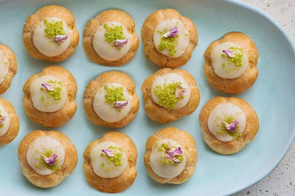 Noon Khamei - Chou à la rose, amande et pistache - Les Cuistots Migrateurs