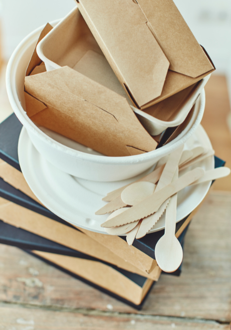 packaging accessoires vaisselle Les Cuistots Migrateurs Traiteur livraison Paris