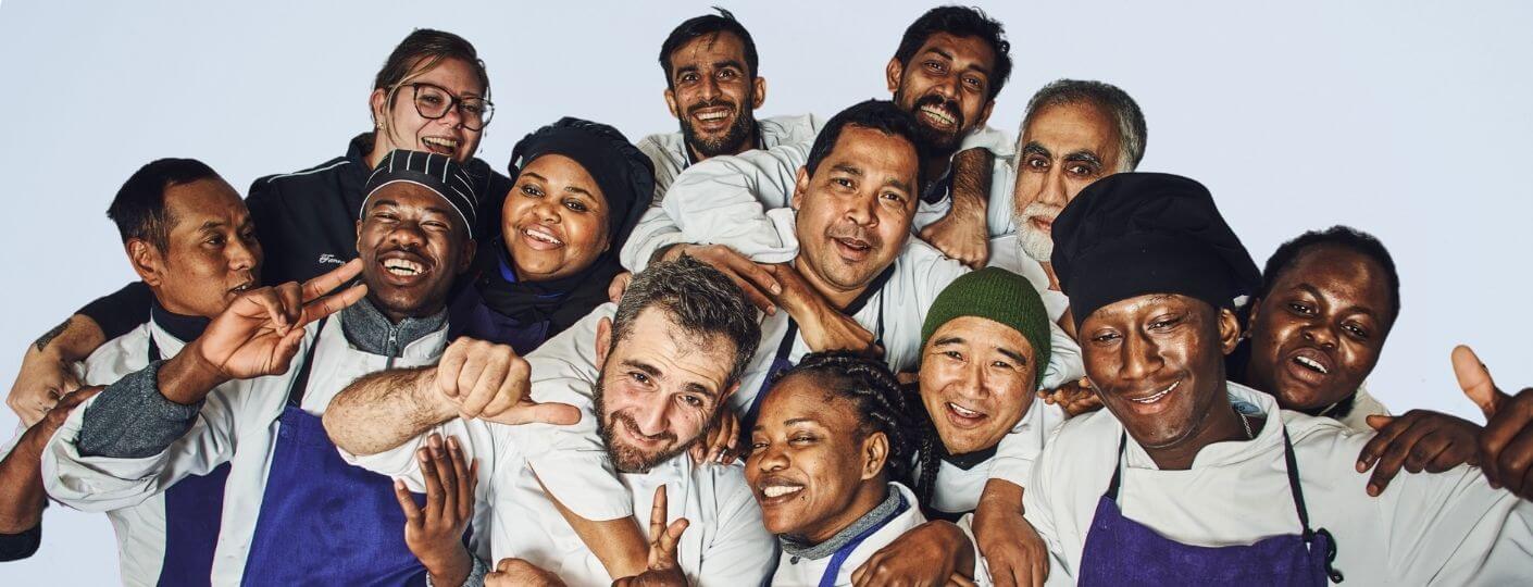 Équipe de chefs réfugiés du traiteur solidaire et engagé Les Cuistots Migrateurs