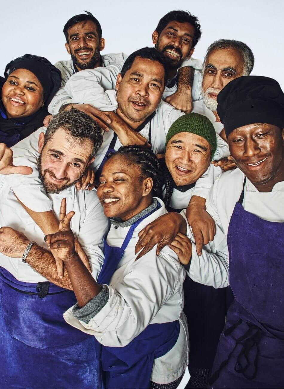 Équipe de chefs réfugiés du traiteur solidaire et engagé Les Cuistots Migrateurs 