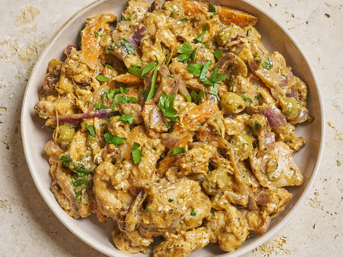 Salade Yassa - Poulet mariné à la moutarde et aux oignons - Les Cuistots Migrateurs