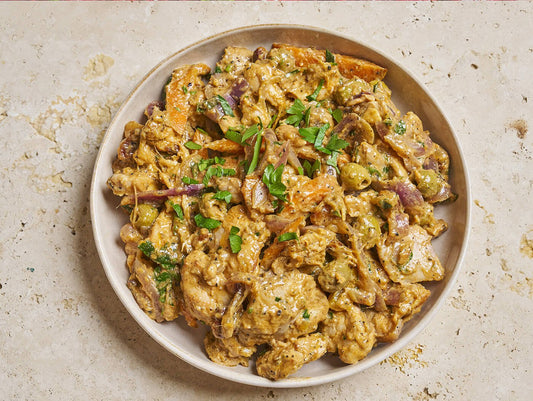 Salade Yassa - Poulet mariné à la moutarde et aux oignons - Les Cuistots Migrateurs