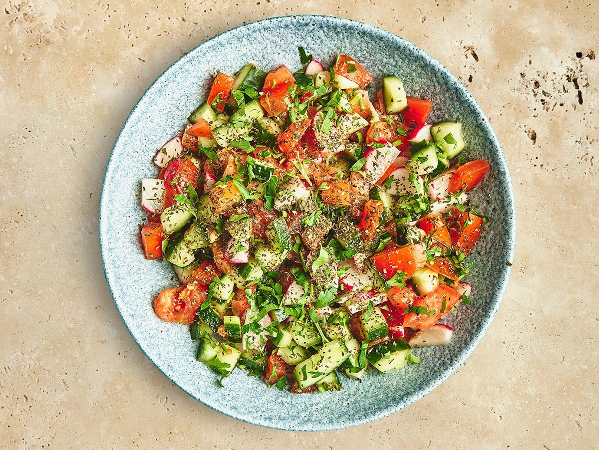 Salade croquante de tomate, concombre et radis - Les Cuistots Migrateurs
