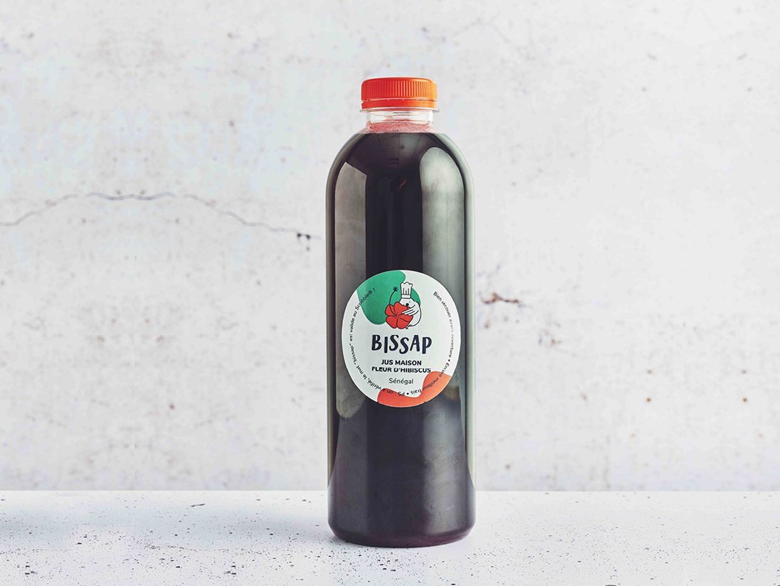 Jus de Bissap. Découvrez la passion de l'Afrique dans chaque gorgée avec  notre jus de bissap ! Fabriqué à partir de fleurs d'hibiscus naturelles,  notre jus est le partenaire parfait pour une