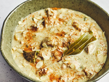 Murghi Malaï - Poulet mijoté au lait de coco, raisins et amandes