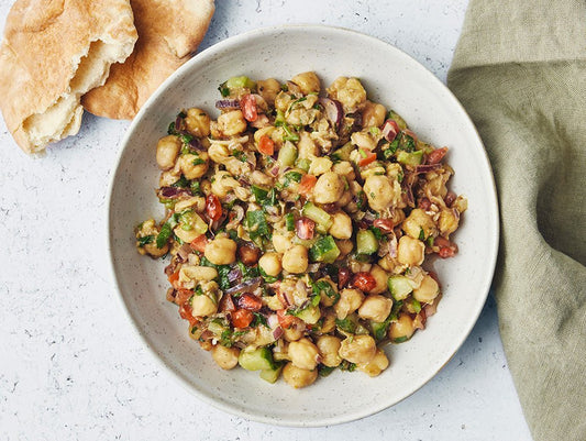 Salade Chana- Pois chiches, tomates et grenade, sauce tamarin - Les Cuistots Migrateurs